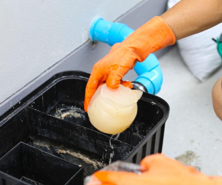 Je prends en charge le nettoyage des bacs à graisse des restaurants.